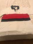 Polo da marca -Mike Davis , na cores branco, azul e vermelho
