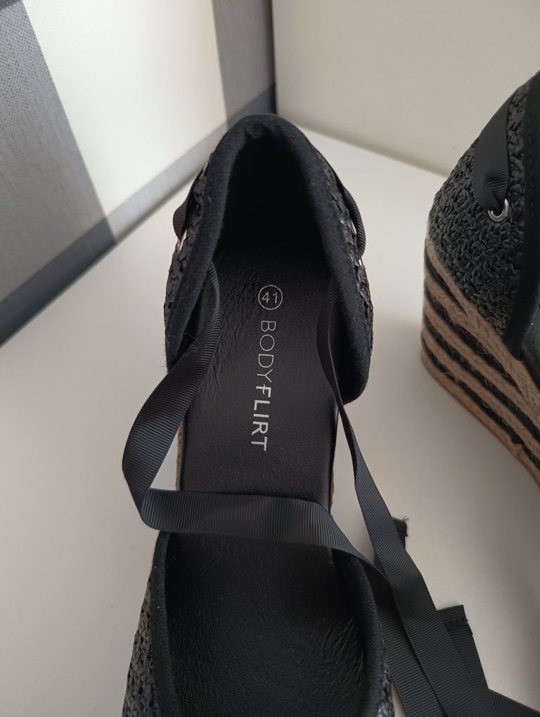 Nowe czarne wiazane buty na koturnie Bonprix, rozumiar 41!