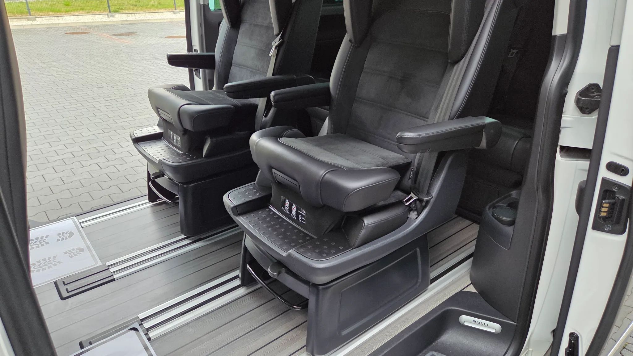 Volkswagen Multivan 4-MOTION / HIGHLINE / ALCANTARA / 2 x El. boczne drzwi / Hak