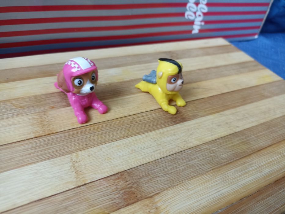 2 figurki z Psiego patrolu psy w pozycji leżącej