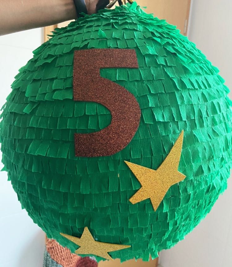 Brinquedos para crianças para as férias. Pinhata piñata pinata