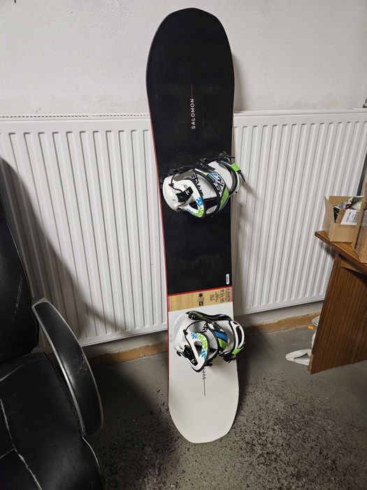 Deska snowboardowa Salomon 154cm 155cm z wiązaniami.