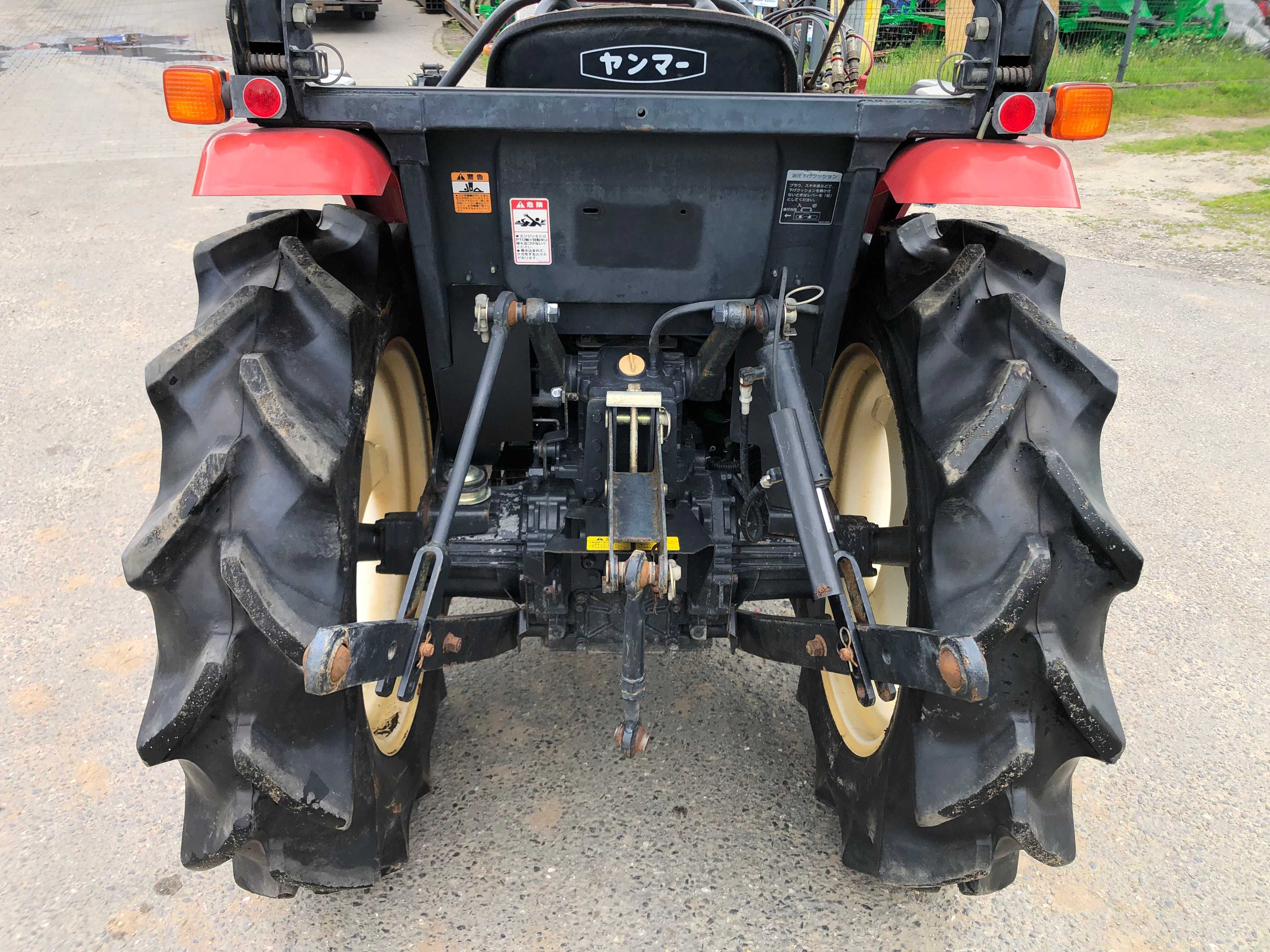 Traktorek Yanmar EF224 z ładowaczem czołowym
