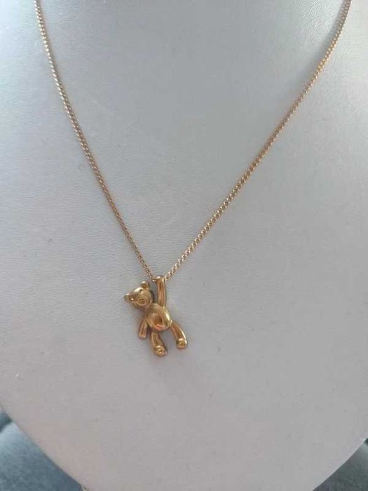 nowy naszyjnik w kolorze złota z zawieszką przedstawiającą misia