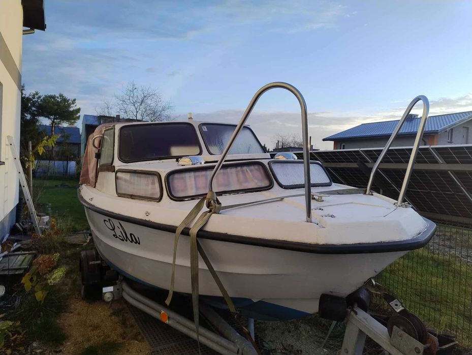 Łódź kabinowa, motorowa z przyczepką i silnikiem Mercury 15KM