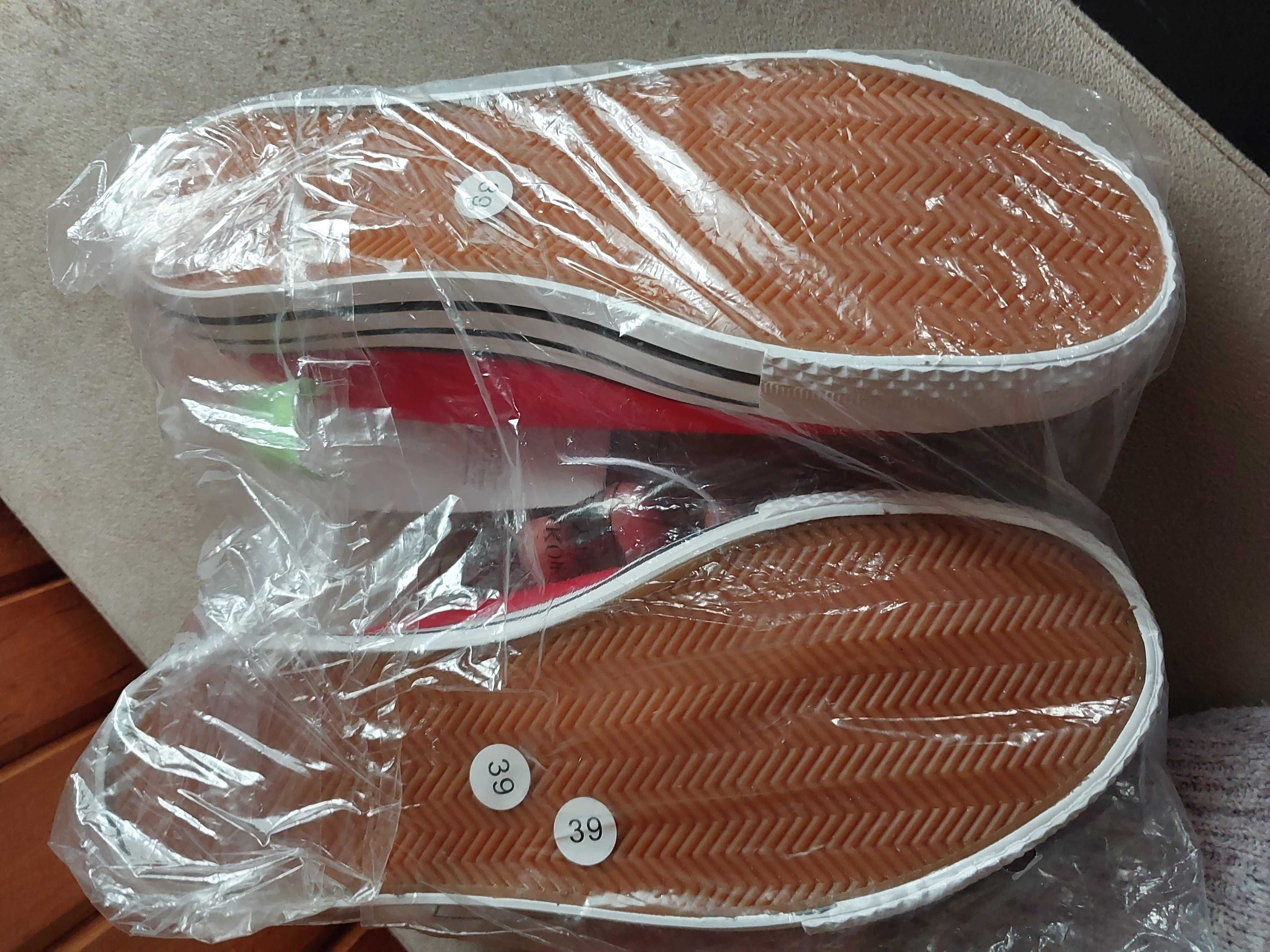 Nowe czerwone trampki