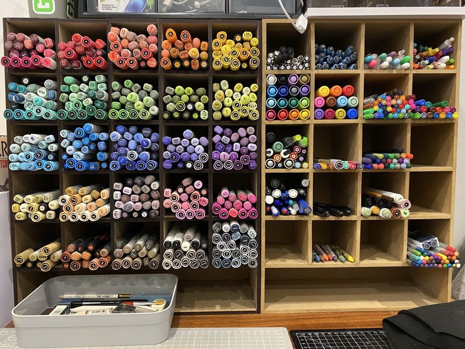 2 стелажі художніх матеріалів, спиртові маркери