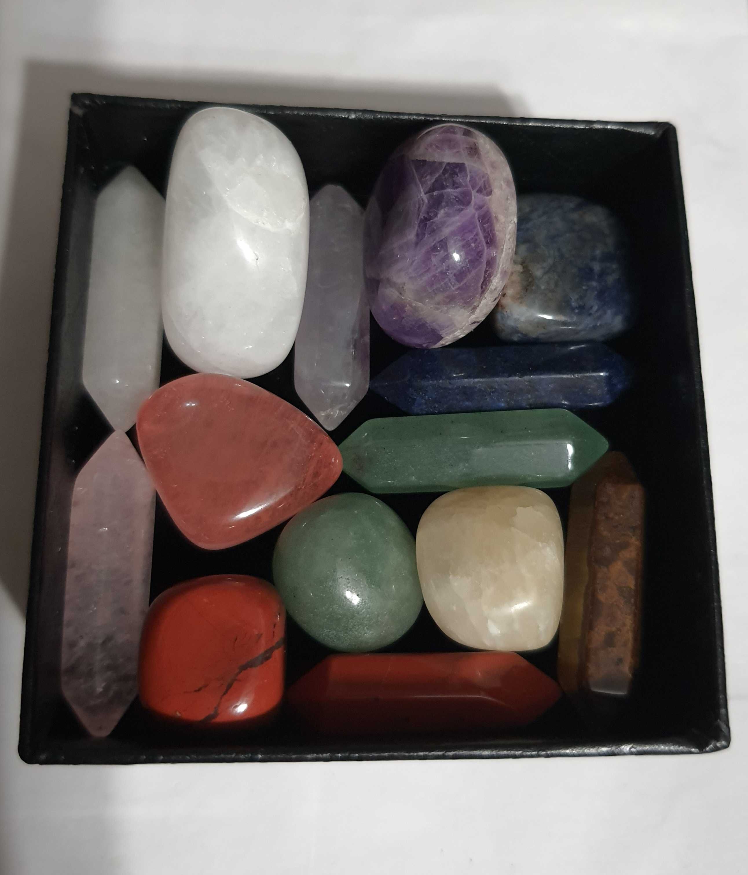 Kryształy 7 czakr kolekcja 14 kamieni w  kwadratowym pudełku.