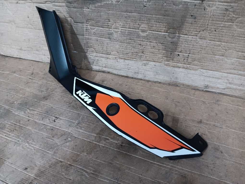 Tampa lateral esquerda KTM Duke 125 / 200 / 250 / 390