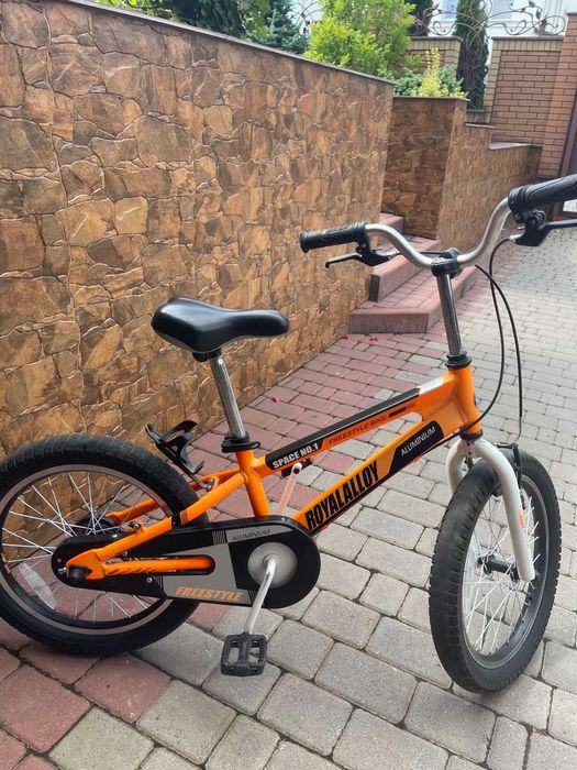 Дитячий велосипед на вік 4- 9 років, колеса 18 . В прекрасному стані.