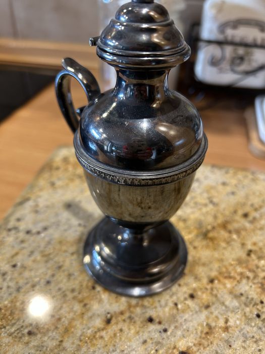 Stara posrebrzana urna