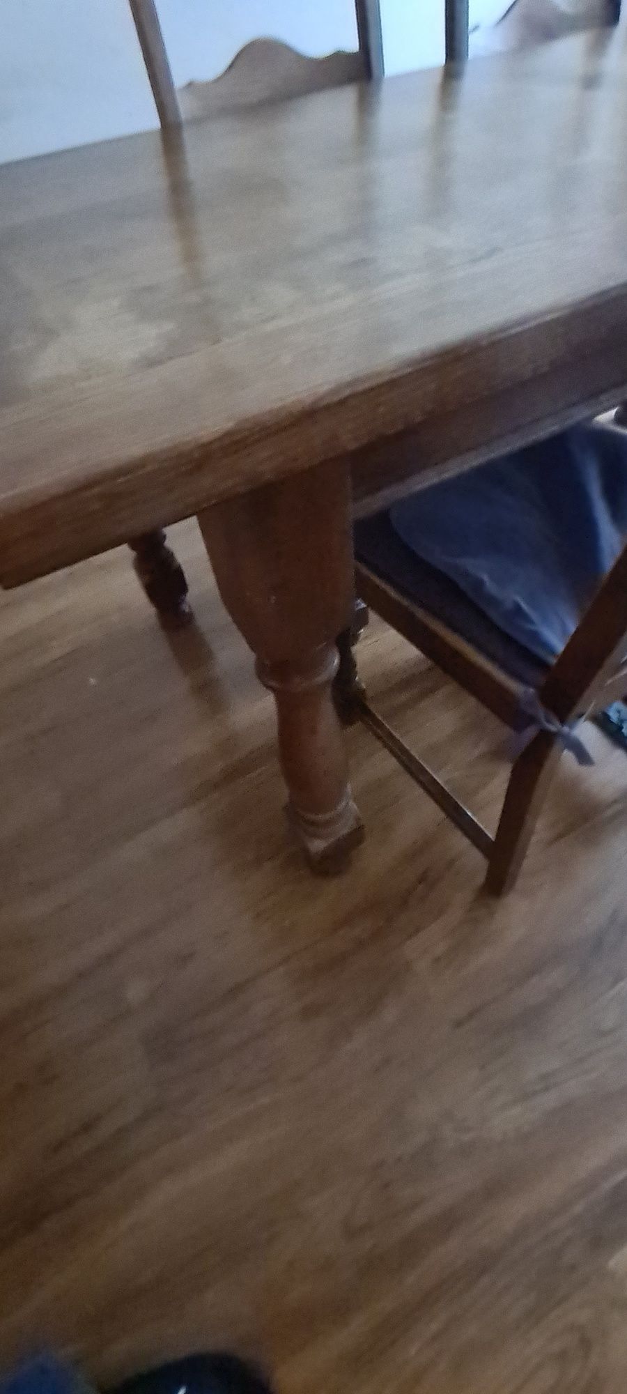 Duży stół dębowy do salonu z krzesłami