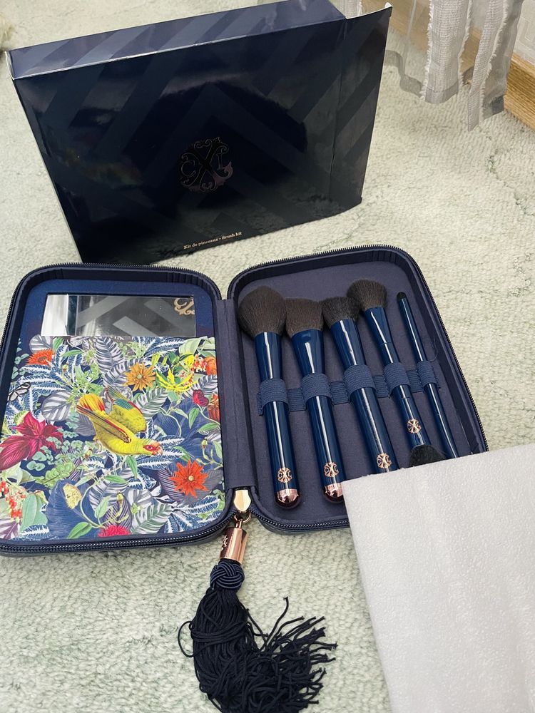 Новый комплект кистей от Christian Lacroix Brush kit!