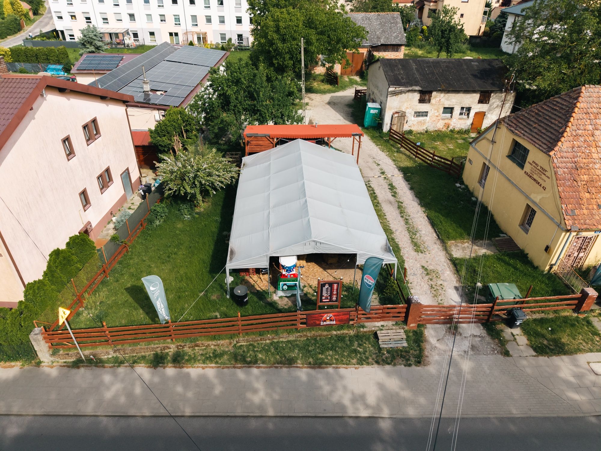 Sprzedam wyposażonego food truck gastronomiczny z miejscem.