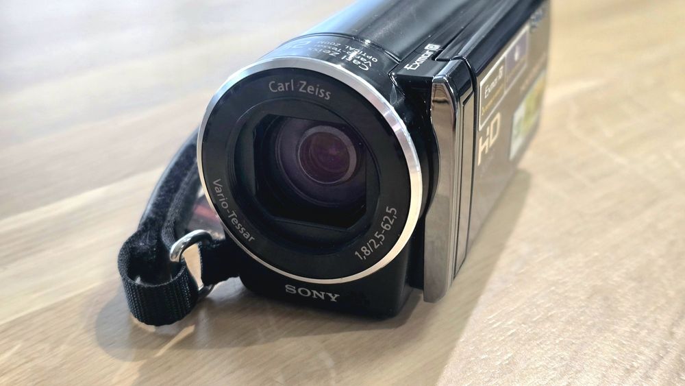 Sprzedam kamerę Sony z kartą pamięci i pokrowcem.