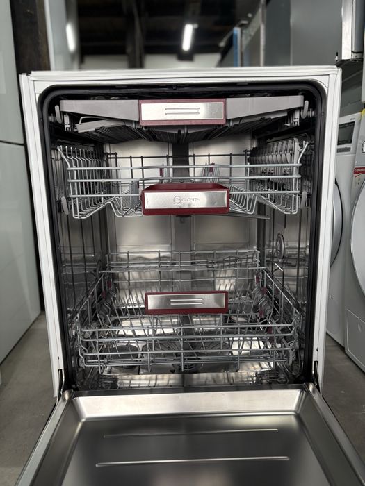 Посудомийна машина Neff з проекцією на підлогу — топова модель