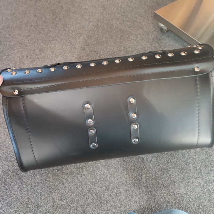 Kufer motocyklowy skórzany K04E 55 cm ćwiekowany CZARNY chopper