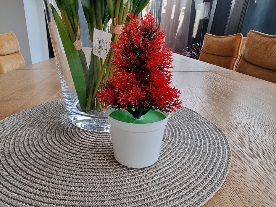 Sztuczne kwiaty jak żywe w Białej doniczce do łazienki pokoju cmentarz