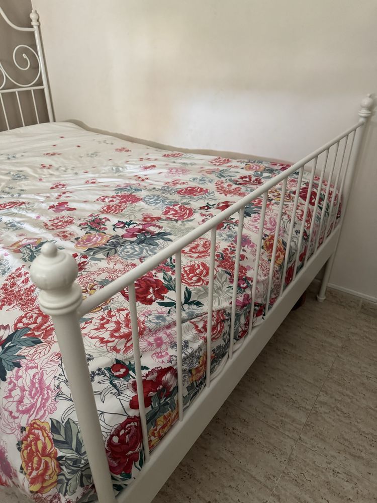 Cama Ikea, branca, modelo LEIRVIK