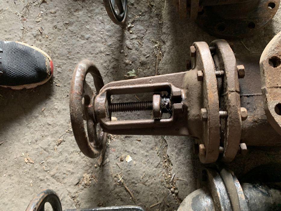 Задвижки 100 чугунні