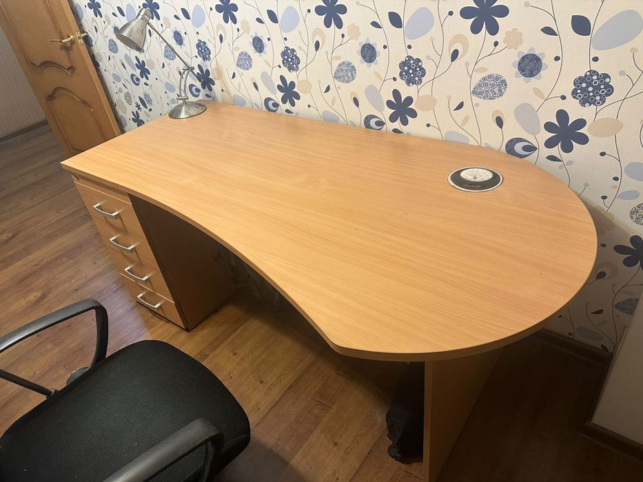 Стол письменный б/у в очень хорошем состоянии