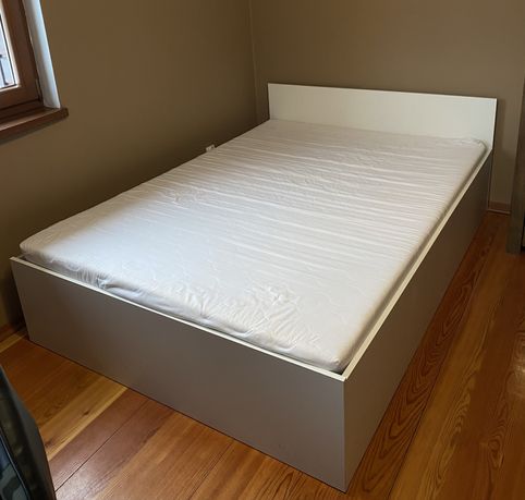Łóżko z materacem 140x200 cm stan bardzo dobry oddam za darmo
