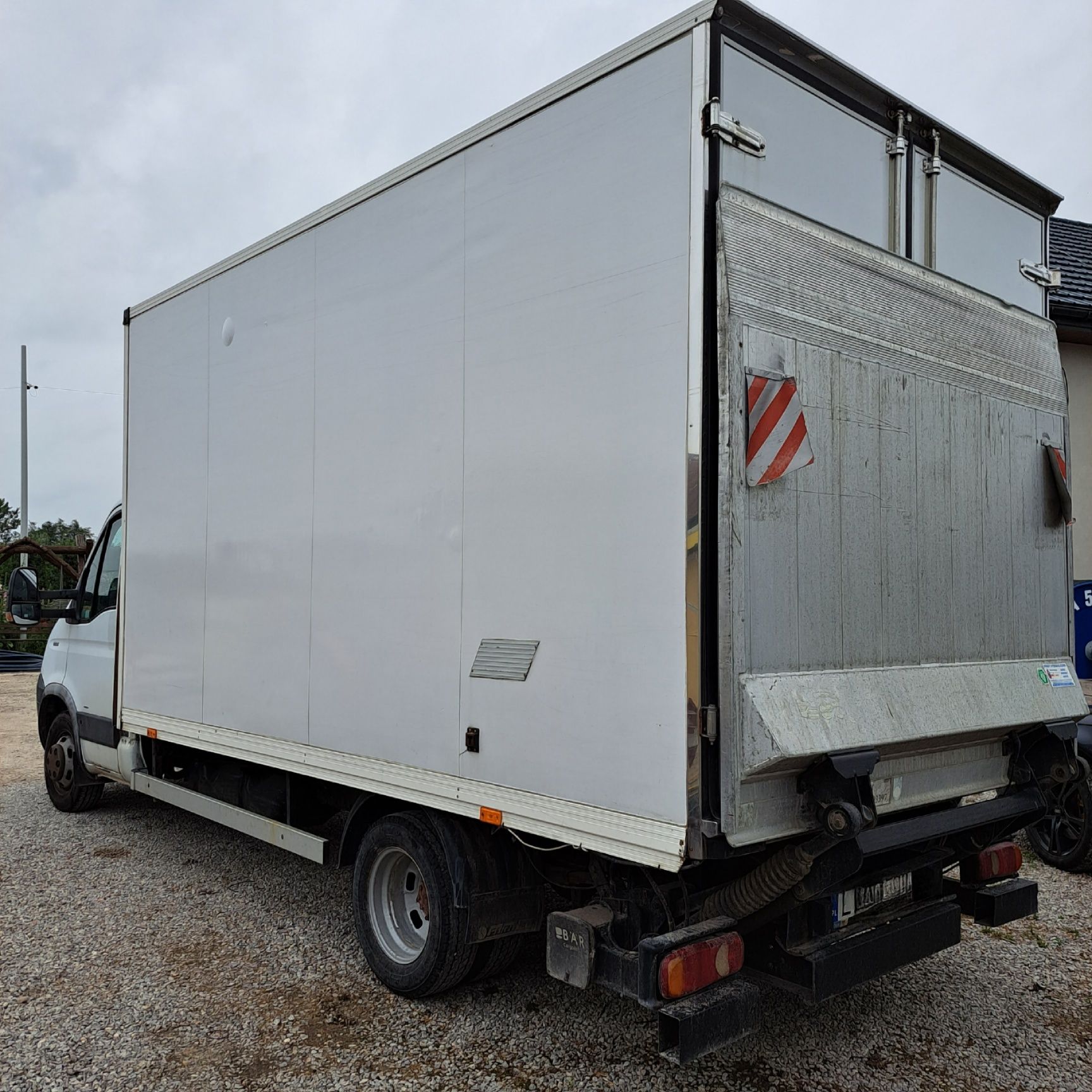 Iveco Daily kontener drzwi + winda 1000kg