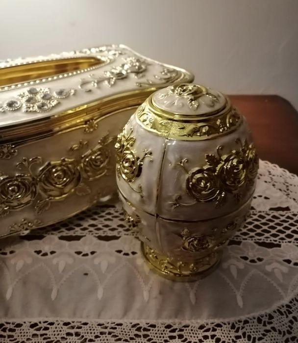 Ovo em Acrílico todo trabalhado, porta cotonetes ou só para decoração.