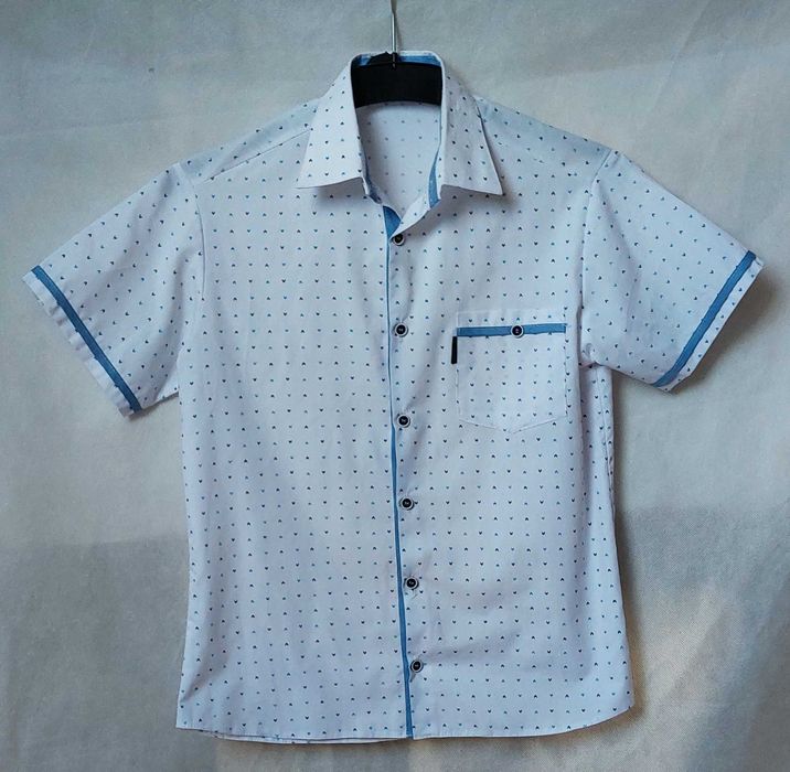 Elegancka biała koszula z błękitnymi dodatkami 146 Polska