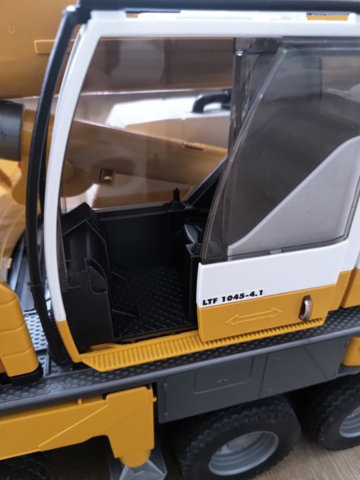 Автокран Bruder SACANIA R 560