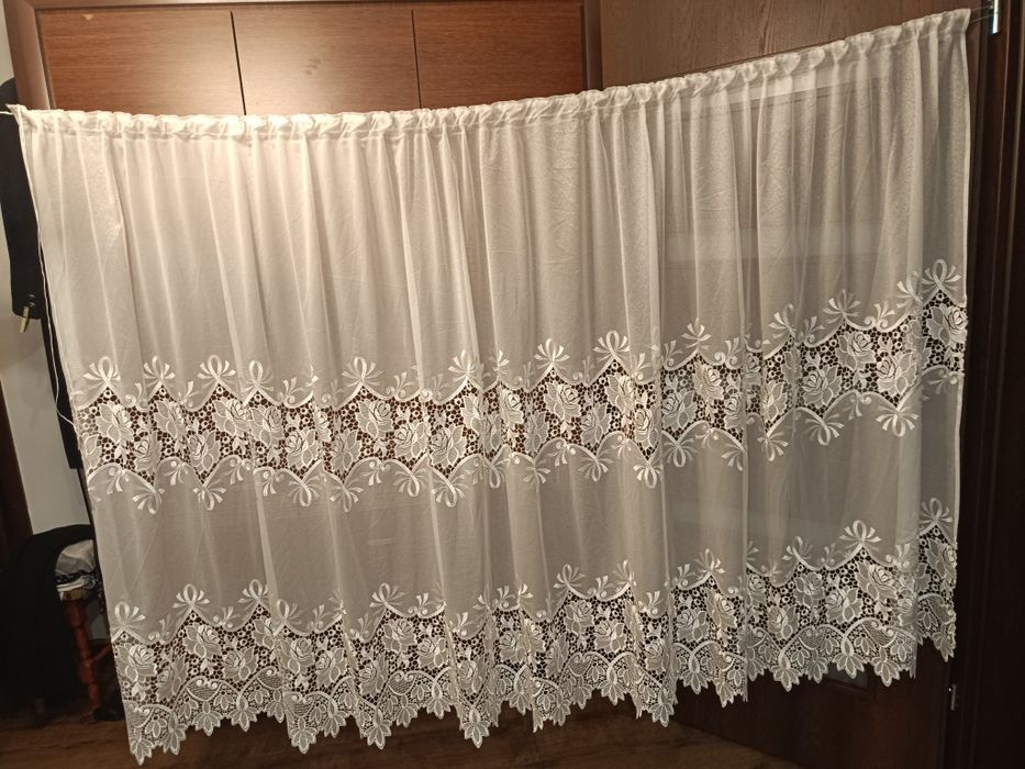 Firanka lekko ecri z dwoma pasami gipiury ,prosta