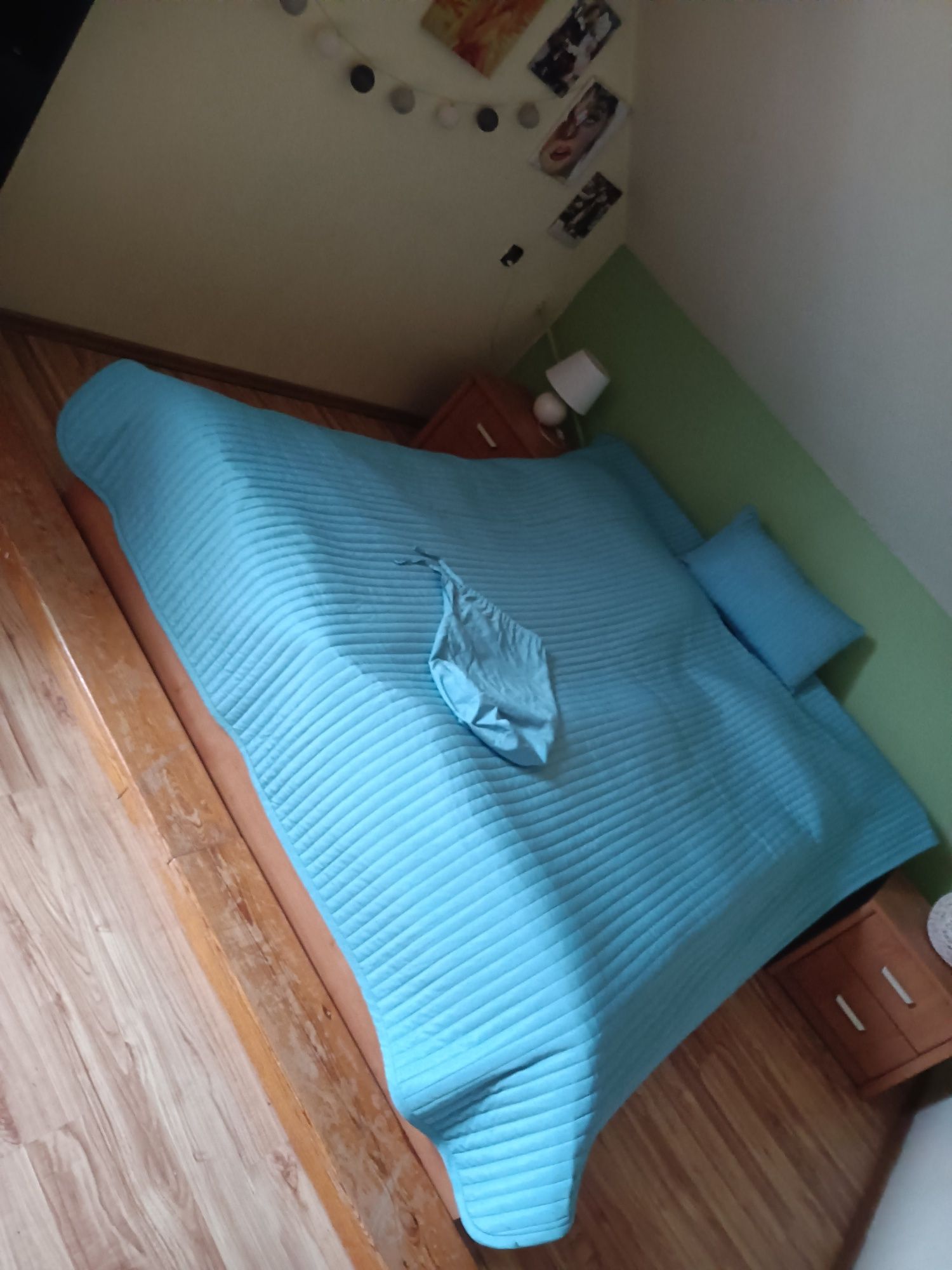 Narzuta turkusowa ma łóżko