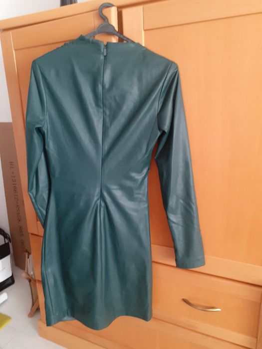 Vestido verde escuro imitação Pele ( GUESS) C/ Novo