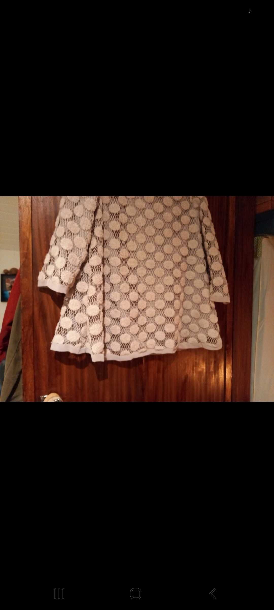 Blusa bege, com tecido rendado e forro - M - Choklate