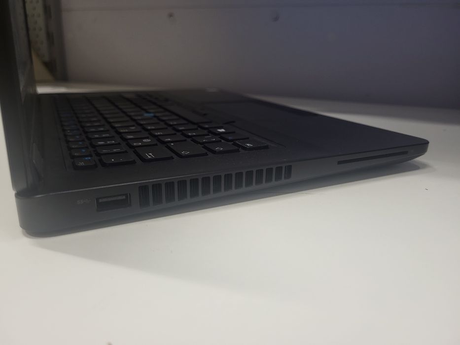 Solidny laptop Dell Latitude E5470 - wydajność i wytrzymałość w jednym