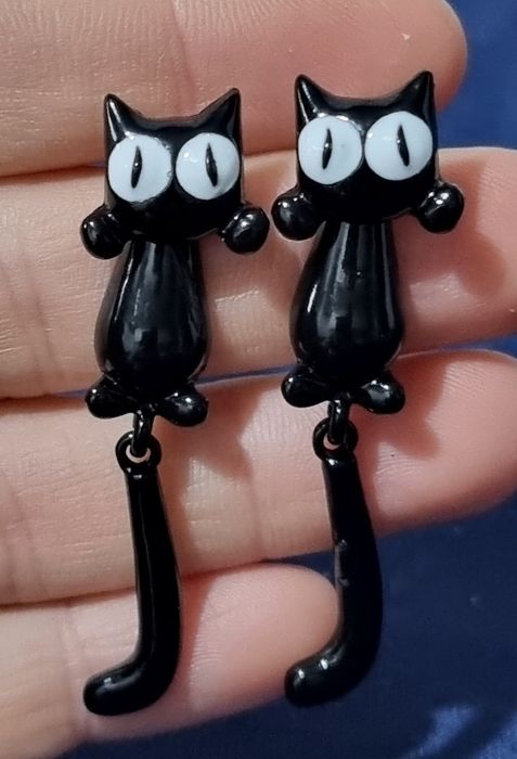 Kolczyki z wiszącym kotem