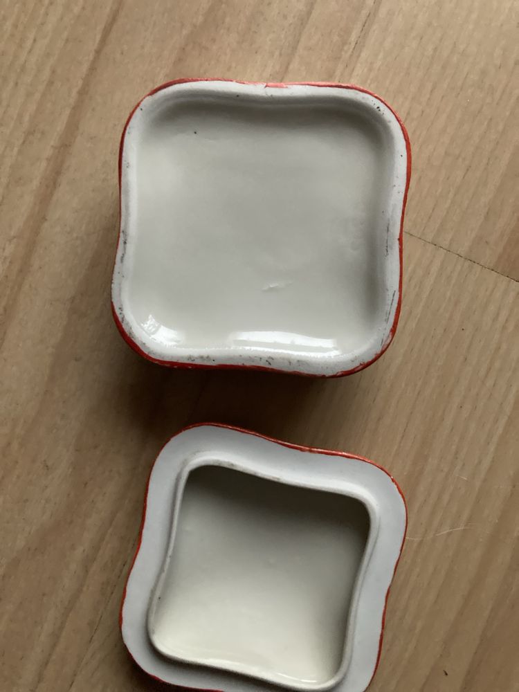 Porcelanowa szkatułka puzderko