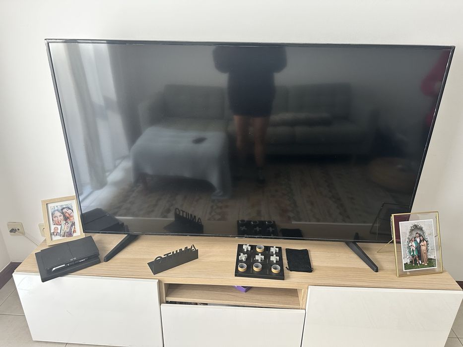 Movel TV branco e carvalho IKEA para sala