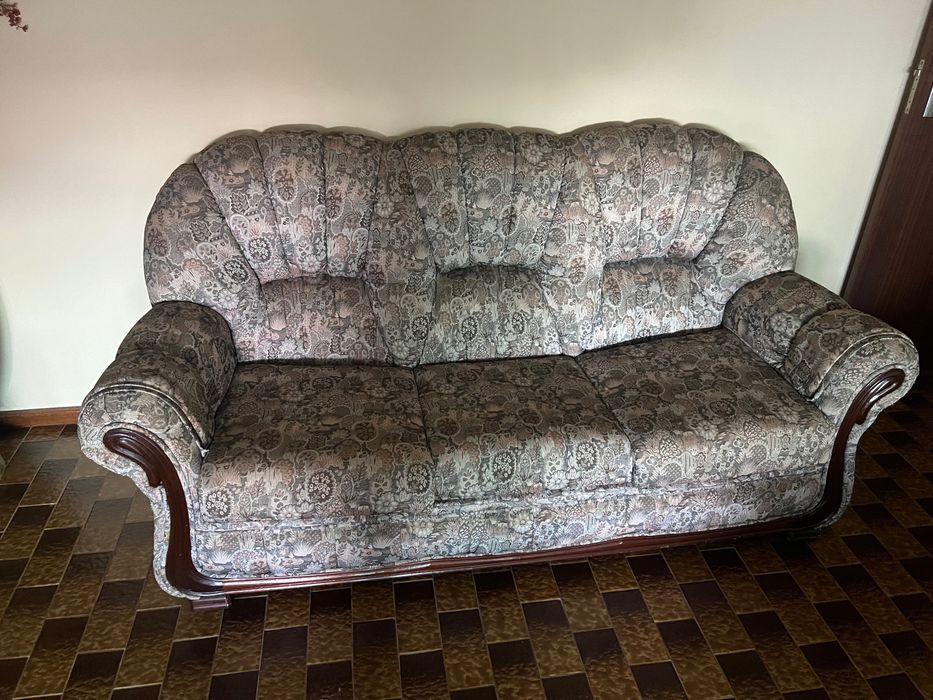 Sofá cama Vintage florido mais cadeirões