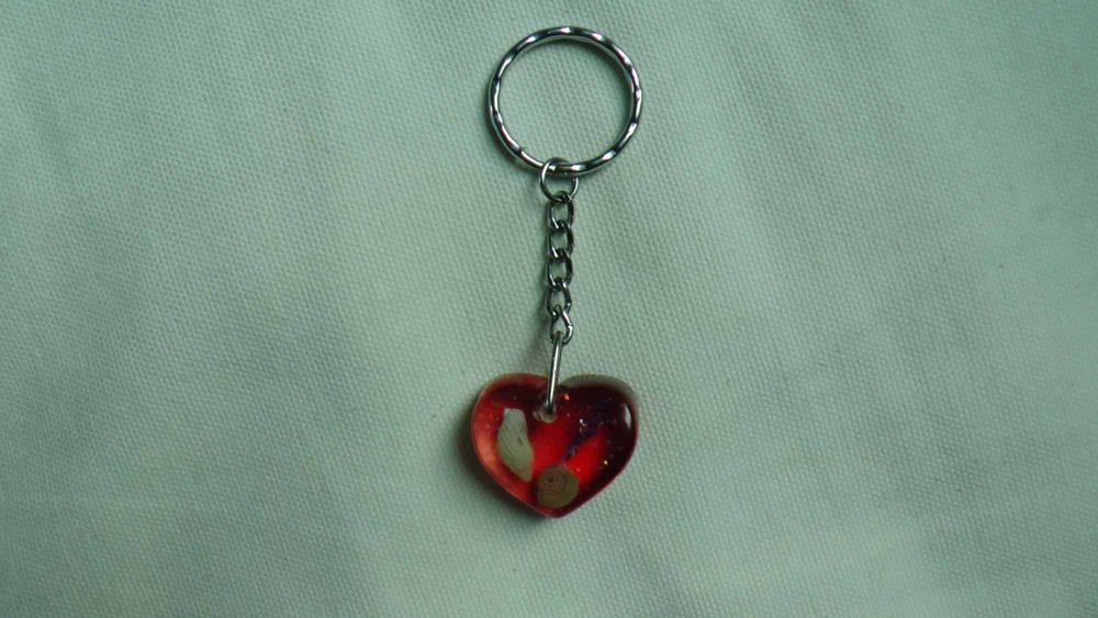 Brelok czerwone serce muszelki opiłki