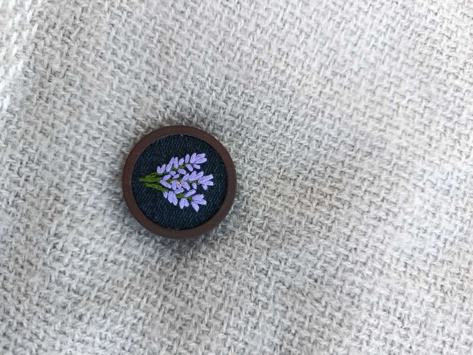 Haftowana broszka z lawendą
