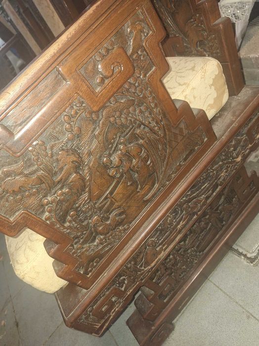 Sofa em madeira maciça,  perfeito para quem gosta de antiguidades