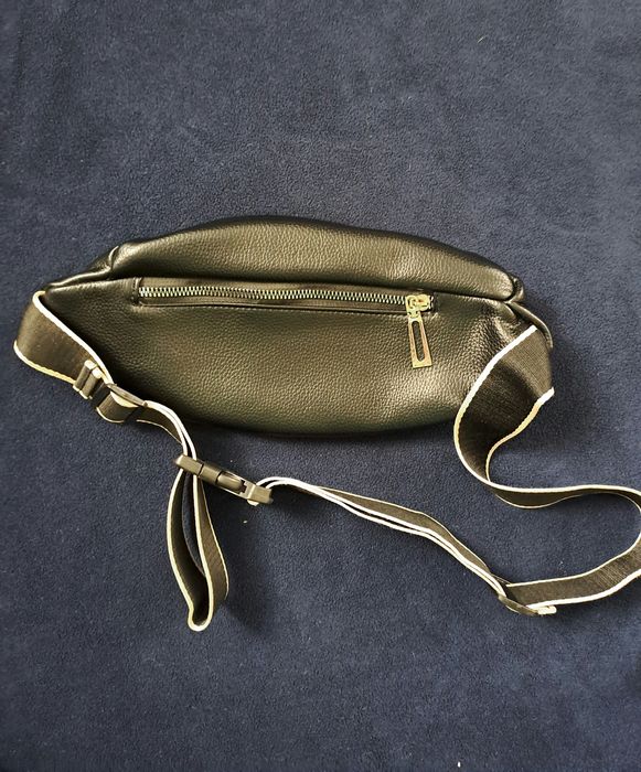 Шкіряна жіноча бананка