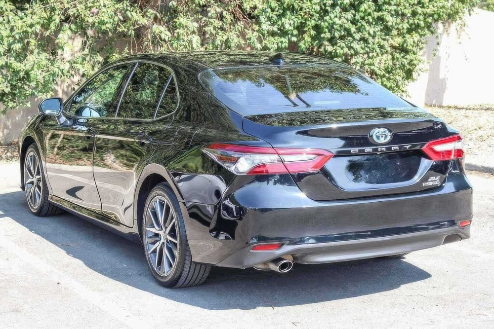 Toyota Camry Hybrid XLE      2024