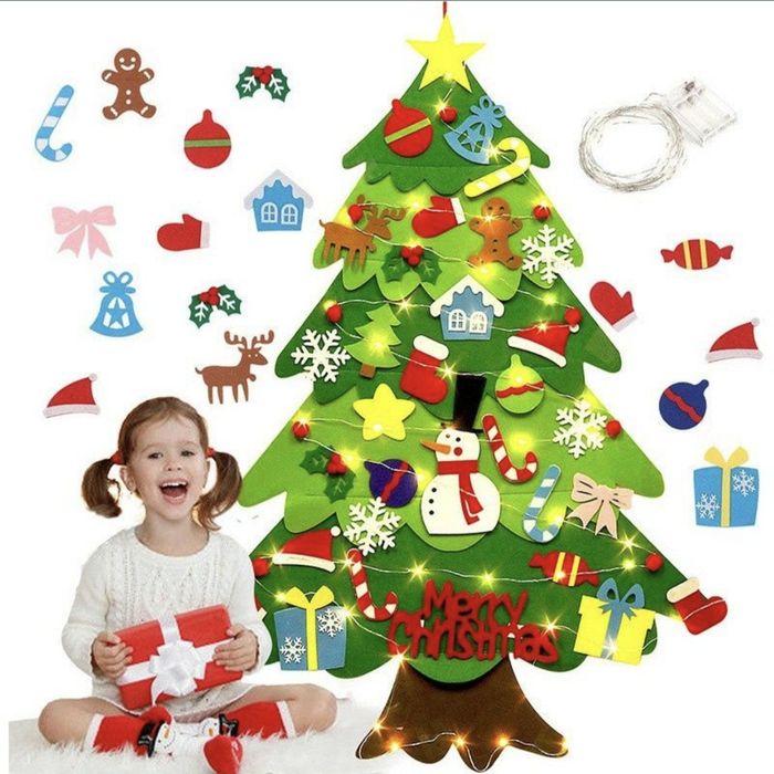 Новорічна ялинка з фетру з гірляндою та іграшками