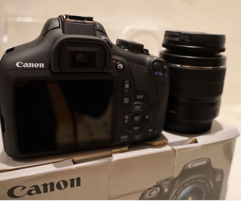 Canon EOS 2000D.
