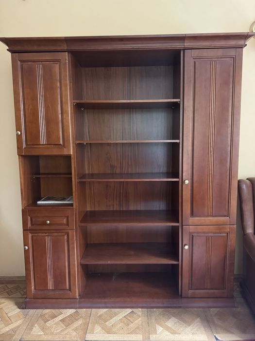 Elegancka meblościanka/regal drewniany – pojemna, klasyczny styl