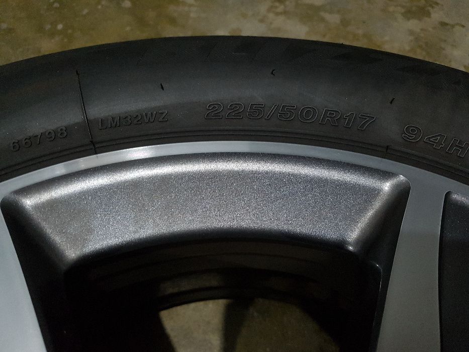 Jantes 17'' - Originais Mercedes e pneus de Inverno Bridgestone.