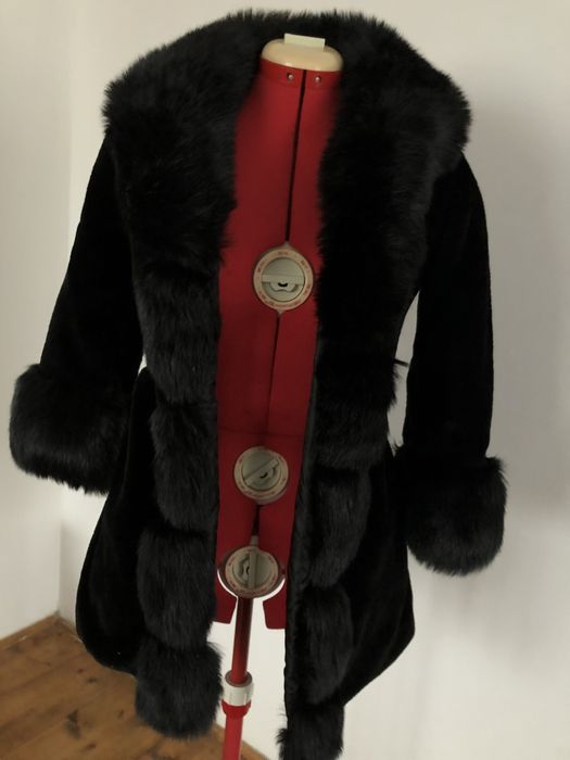 Чорна жіноча шуба