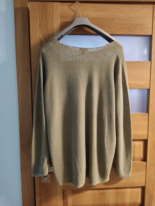 Khaki sweter z rozcięciem